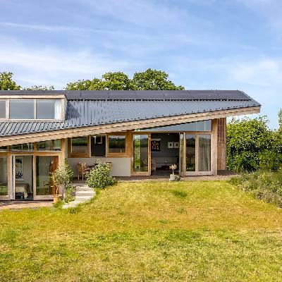 Houten villa in Leuth