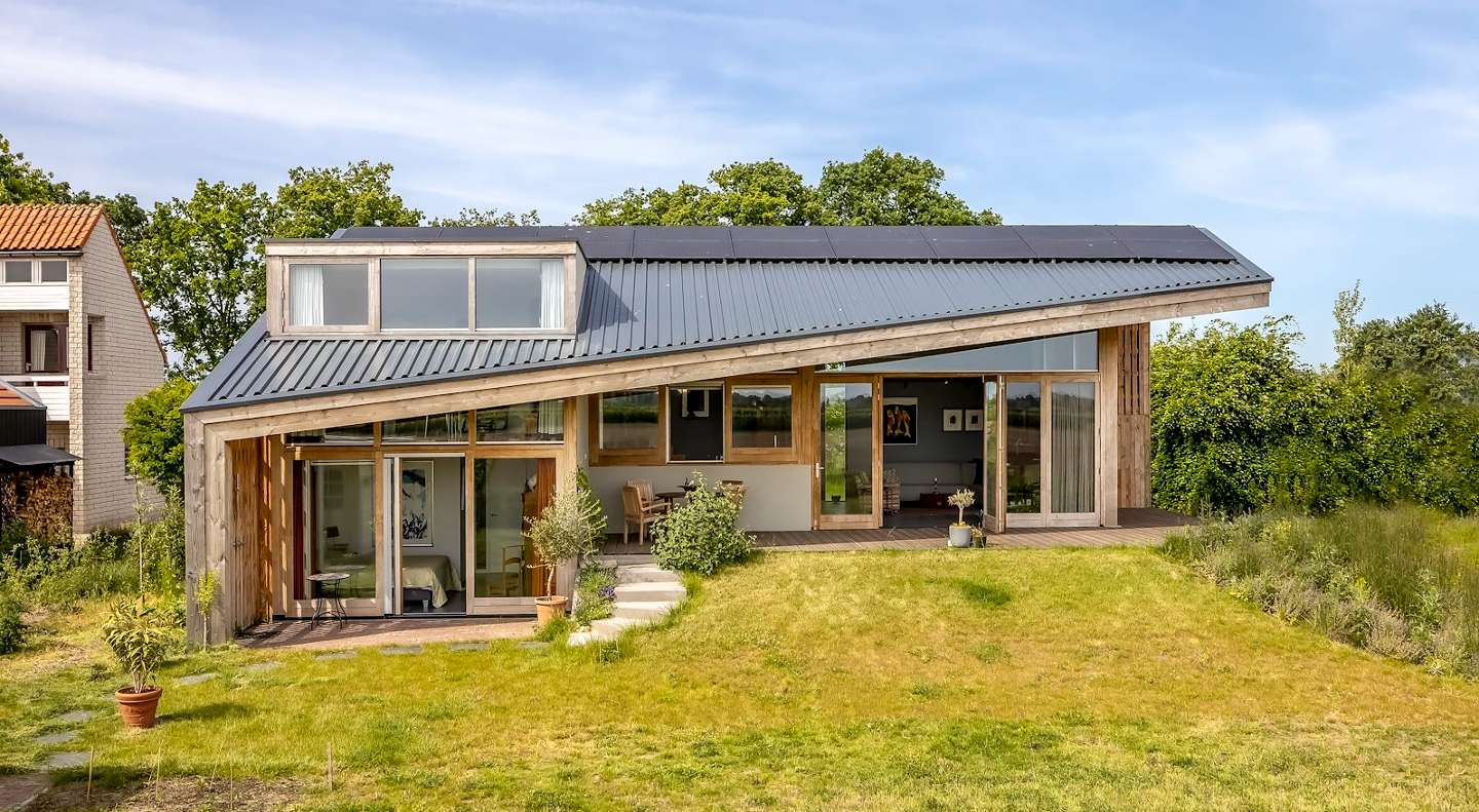 Houten villa in Leuth